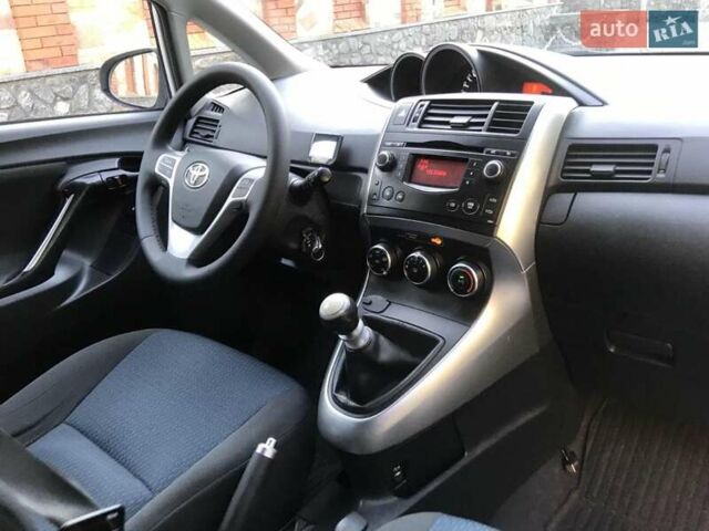 Белый Тойота Версо, объемом двигателя 2 л и пробегом 188 тыс. км за 10500 $, фото 30 на Automoto.ua