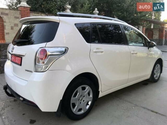 Белый Тойота Версо, объемом двигателя 2 л и пробегом 188 тыс. км за 10500 $, фото 10 на Automoto.ua