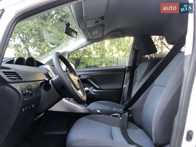 Белый Тойота Версо, объемом двигателя 2 л и пробегом 188 тыс. км за 10500 $, фото 31 на Automoto.ua