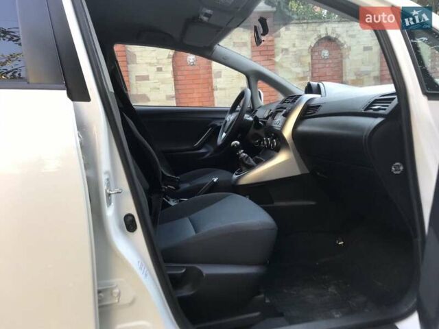 Белый Тойота Версо, объемом двигателя 2 л и пробегом 188 тыс. км за 10500 $, фото 16 на Automoto.ua