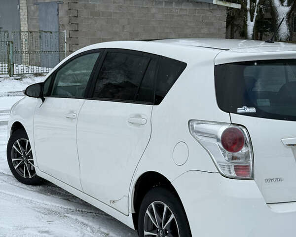 Білий Тойота Версо, об'ємом двигуна 2 л та пробігом 295 тис. км за 10500 $, фото 4 на Automoto.ua