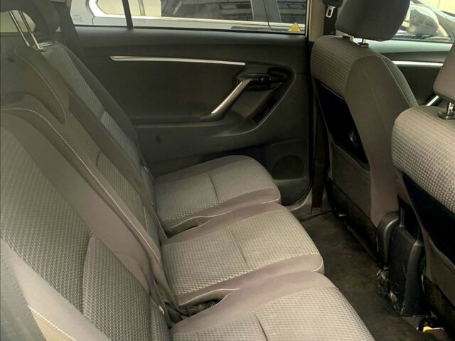 Белый Тойота Версо, объемом двигателя 2 л и пробегом 240 тыс. км за 9999 $, фото 4 на Automoto.ua