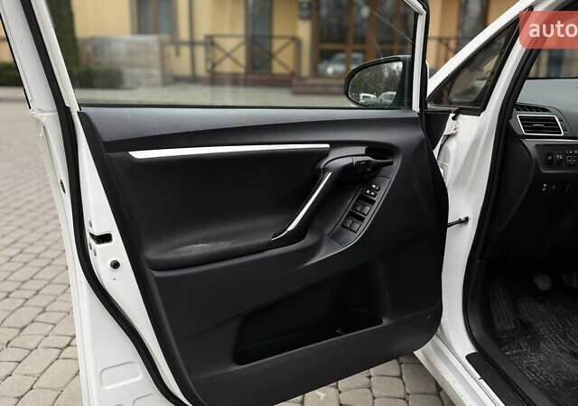 Белый Тойота Версо, объемом двигателя 1.6 л и пробегом 157 тыс. км за 10500 $, фото 6 на Automoto.ua