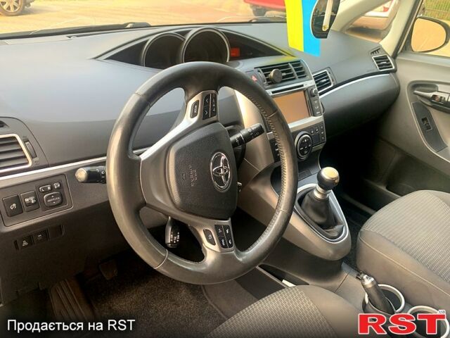 Белый Тойота Версо, объемом двигателя 2 л и пробегом 240 тыс. км за 9999 $, фото 3 на Automoto.ua