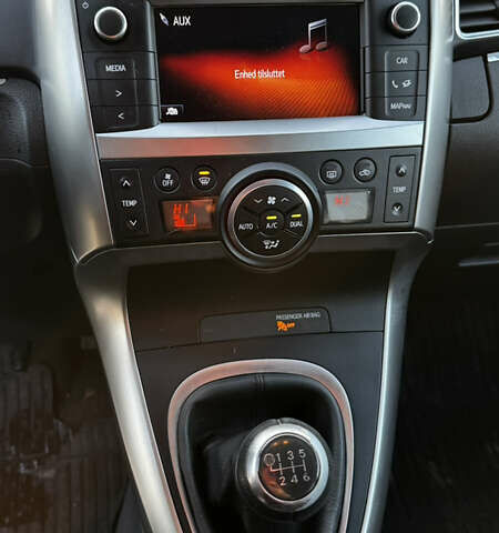 Белый Тойота Версо, объемом двигателя 1.6 л и пробегом 157 тыс. км за 10500 $, фото 7 на Automoto.ua