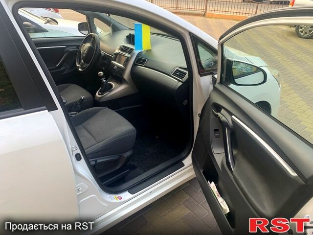 Белый Тойота Версо, объемом двигателя 2 л и пробегом 240 тыс. км за 9999 $, фото 2 на Automoto.ua