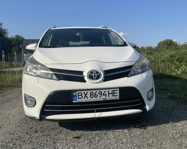 Белый Тойота Версо, объемом двигателя 1.6 л и пробегом 178 тыс. км за 10500 $, фото 1 на Automoto.ua