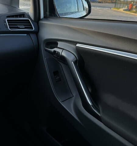 Белый Тойота Версо, объемом двигателя 1.6 л и пробегом 157 тыс. км за 10500 $, фото 12 на Automoto.ua