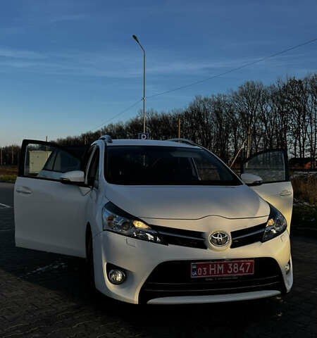 Белый Тойота Версо, объемом двигателя 1.6 л и пробегом 157 тыс. км за 10500 $, фото 1 на Automoto.ua