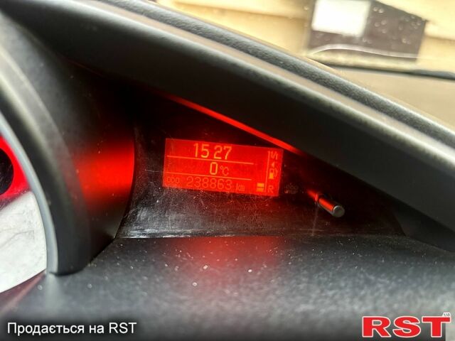 Белый Тойота Версо, объемом двигателя 2 л и пробегом 240 тыс. км за 9999 $, фото 5 на Automoto.ua