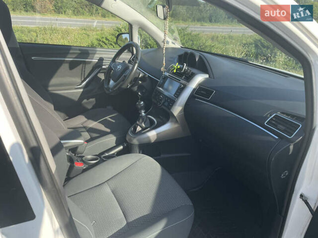 Белый Тойота Версо, объемом двигателя 1.6 л и пробегом 178 тыс. км за 10500 $, фото 5 на Automoto.ua