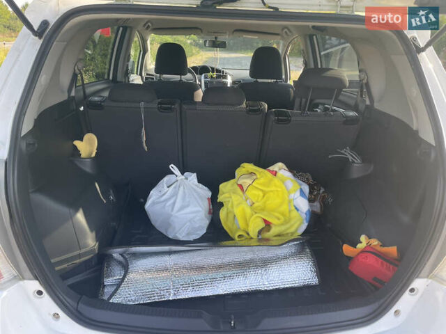 Белый Тойота Версо, объемом двигателя 1.6 л и пробегом 178 тыс. км за 10500 $, фото 7 на Automoto.ua