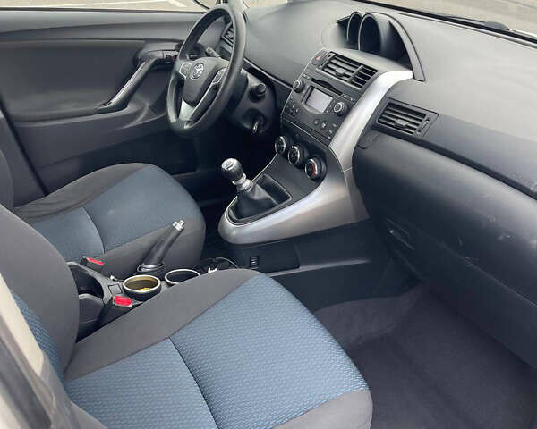 Белый Тойота Версо, объемом двигателя 0 л и пробегом 119 тыс. км за 9600 $, фото 3 на Automoto.ua