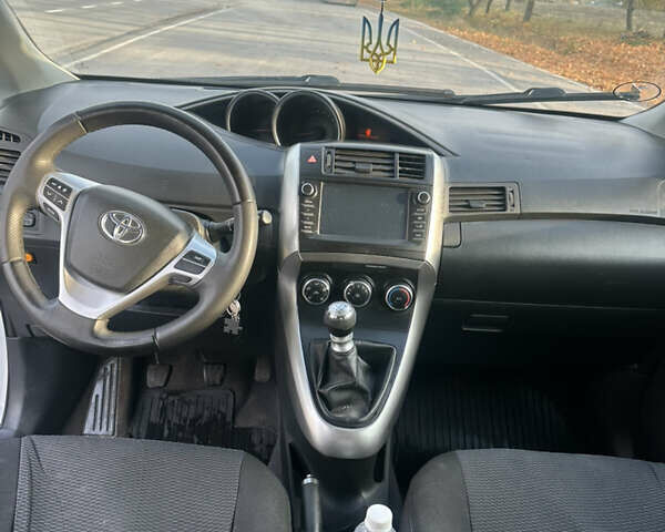 Білий Тойота Версо, об'ємом двигуна 1.6 л та пробігом 230 тис. км за 11500 $, фото 7 на Automoto.ua