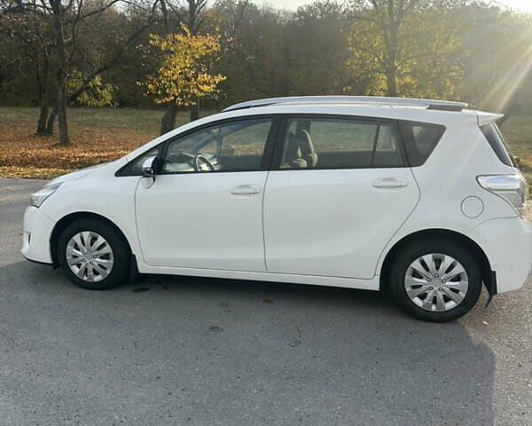 Білий Тойота Версо, об'ємом двигуна 1.6 л та пробігом 230 тис. км за 11500 $, фото 4 на Automoto.ua