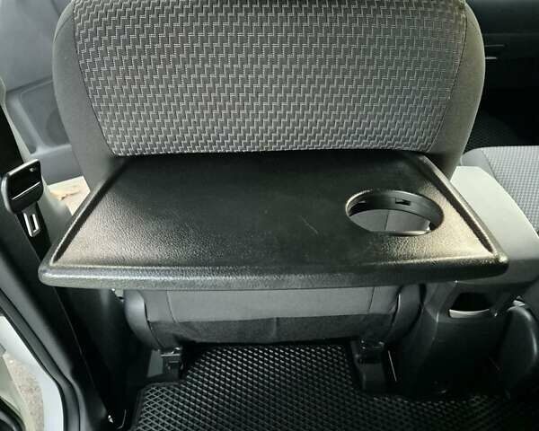 Белый Тойота Версо, объемом двигателя 1.6 л и пробегом 246 тыс. км за 11500 $, фото 28 на Automoto.ua