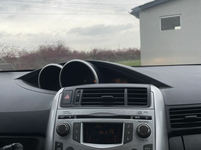 Белый Тойота Версо, объемом двигателя 2 л и пробегом 364 тыс. км за 8000 $, фото 8 на Automoto.ua