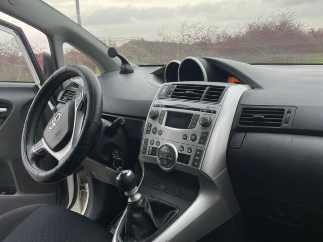 Белый Тойота Версо, объемом двигателя 2 л и пробегом 364 тыс. км за 8000 $, фото 6 на Automoto.ua