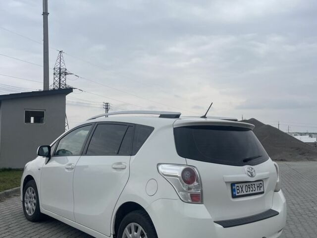 Белый Тойота Версо, объемом двигателя 2 л и пробегом 364 тыс. км за 8000 $, фото 2 на Automoto.ua