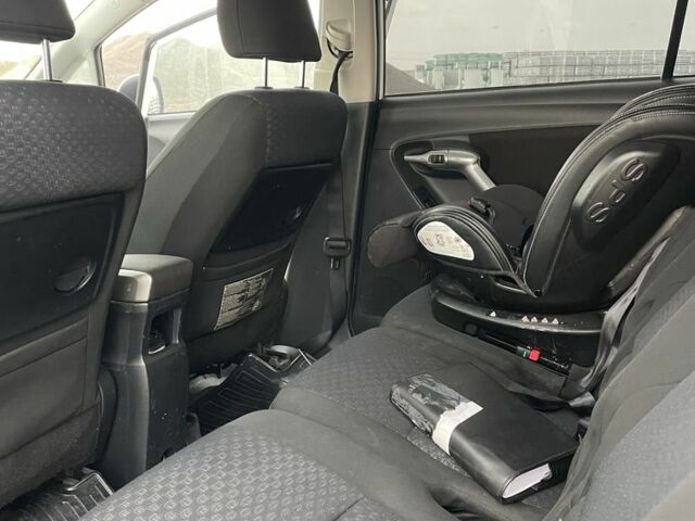 Белый Тойота Версо, объемом двигателя 2 л и пробегом 364 тыс. км за 8000 $, фото 12 на Automoto.ua