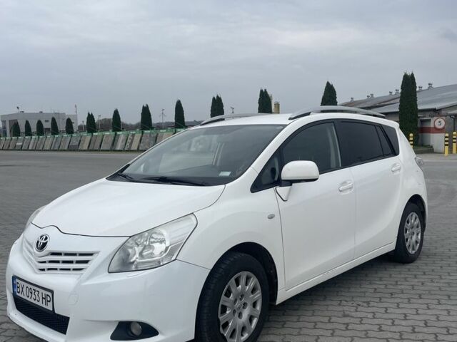 Белый Тойота Версо, объемом двигателя 2 л и пробегом 364 тыс. км за 8000 $, фото 1 на Automoto.ua