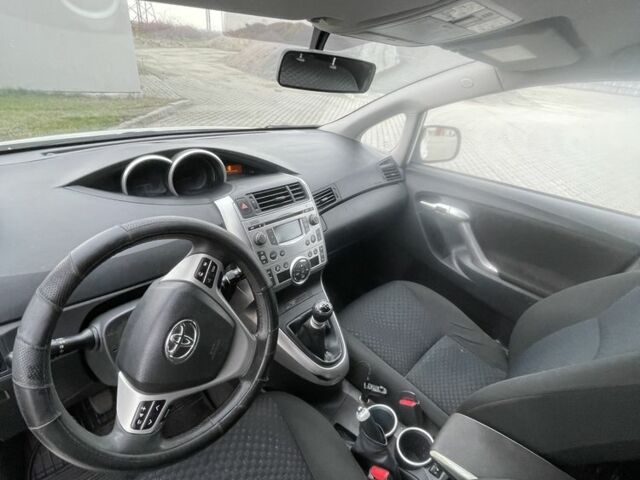 Белый Тойота Версо, объемом двигателя 2 л и пробегом 364 тыс. км за 8000 $, фото 5 на Automoto.ua