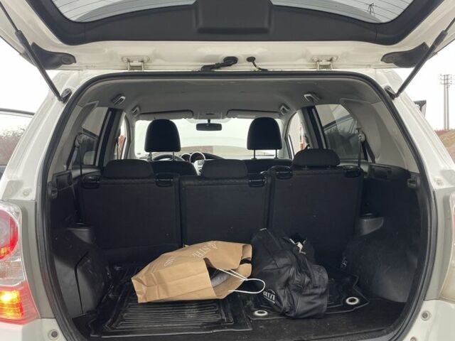 Белый Тойота Версо, объемом двигателя 2 л и пробегом 364 тыс. км за 8000 $, фото 13 на Automoto.ua