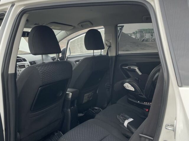 Белый Тойота Версо, объемом двигателя 2 л и пробегом 364 тыс. км за 8000 $, фото 11 на Automoto.ua