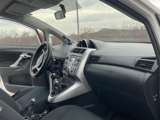 Белый Тойота Версо, объемом двигателя 2 л и пробегом 364 тыс. км за 8000 $, фото 7 на Automoto.ua