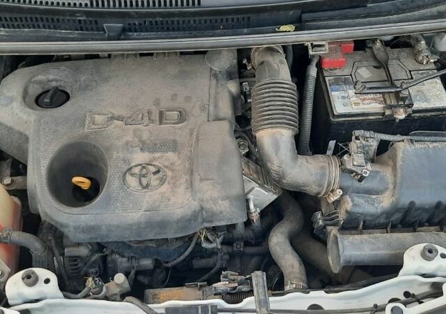 Белый Тойота Версо, объемом двигателя 0 л и пробегом 170 тыс. км за 8200 $, фото 6 на Automoto.ua