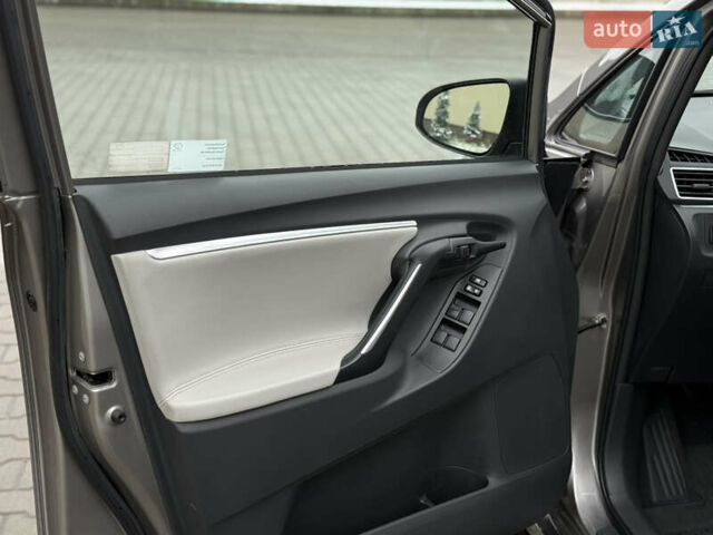 Бежевый Тойота Версо, объемом двигателя 1.6 л и пробегом 132 тыс. км за 11700 $, фото 28 на Automoto.ua