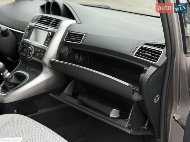 Бежевый Тойота Версо, объемом двигателя 1.6 л и пробегом 132 тыс. км за 11700 $, фото 52 на Automoto.ua