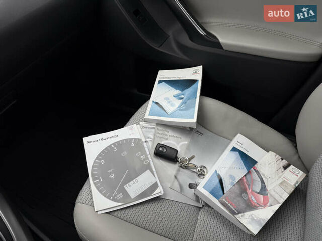 Бежевый Тойота Версо, объемом двигателя 1.6 л и пробегом 132 тыс. км за 11700 $, фото 65 на Automoto.ua