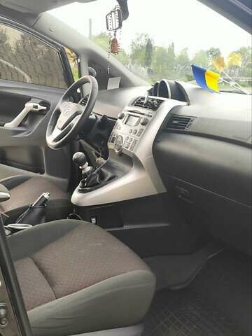Черный Тойота Версо, объемом двигателя 2 л и пробегом 188 тыс. км за 9800 $, фото 98 на Automoto.ua