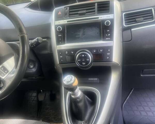 Черный Тойота Версо, объемом двигателя 1.6 л и пробегом 270 тыс. км за 9000 $, фото 5 на Automoto.ua