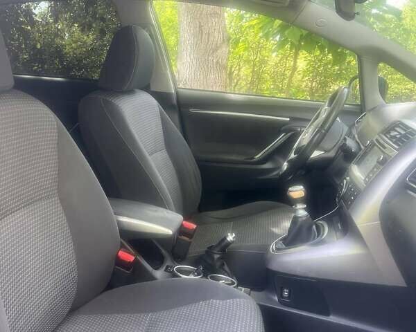 Черный Тойота Версо, объемом двигателя 1.6 л и пробегом 270 тыс. км за 9000 $, фото 4 на Automoto.ua