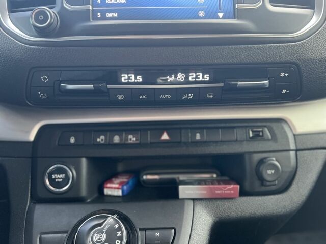 Чорний Тойота Версо, об'ємом двигуна 2 л та пробігом 215 тис. км за 25800 $, фото 14 на Automoto.ua