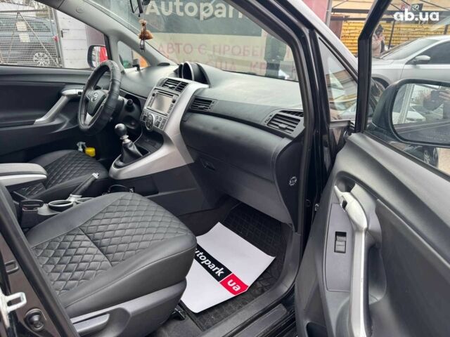 Черный Тойота Версо, объемом двигателя 2 л и пробегом 278 тыс. км за 9490 $, фото 6 на Automoto.ua