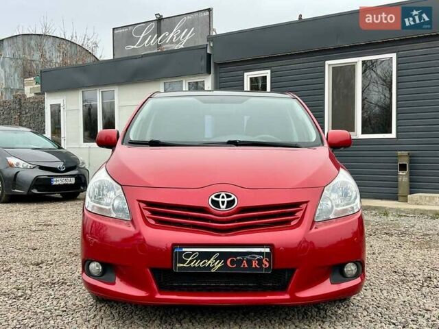 Красный Тойота Версо, объемом двигателя 2 л и пробегом 175 тыс. км за 8700 $, фото 1 на Automoto.ua