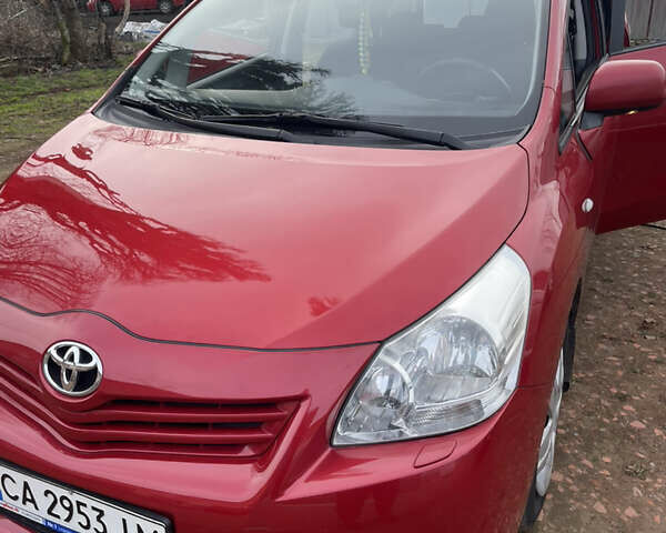 Червоний Тойота Версо, об'ємом двигуна 2 л та пробігом 175 тис. км за 7999 $, фото 1 на Automoto.ua