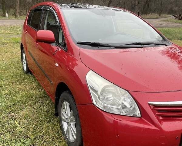 Красный Тойота Версо, объемом двигателя 2 л и пробегом 225 тыс. км за 8836 $, фото 2 на Automoto.ua