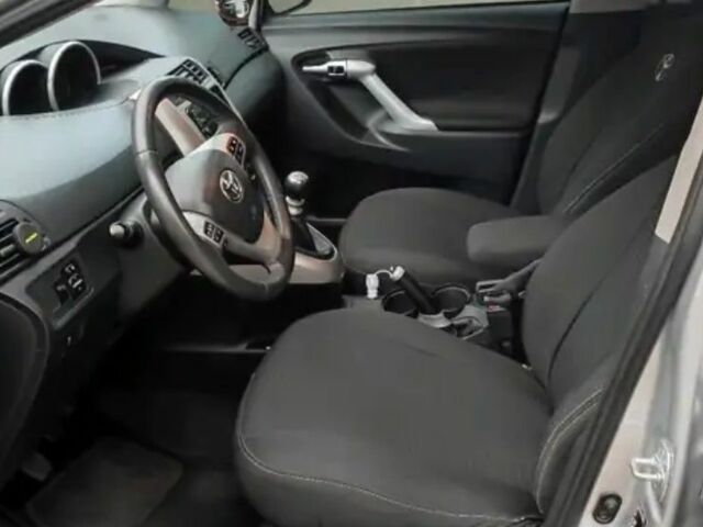 Сірий Тойота Версо, об'ємом двигуна 2 л та пробігом 267 тис. км за 8200 $, фото 6 на Automoto.ua
