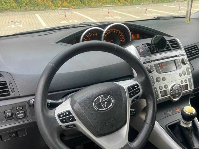 Серый Тойота Версо, объемом двигателя 2 л и пробегом 270 тыс. км за 9000 $, фото 7 на Automoto.ua