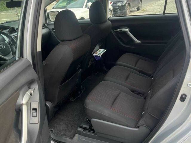 Серый Тойота Версо, объемом двигателя 2 л и пробегом 270 тыс. км за 9000 $, фото 6 на Automoto.ua