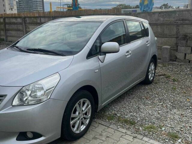 Серый Тойота Версо, объемом двигателя 2 л и пробегом 270 тыс. км за 9000 $, фото 3 на Automoto.ua