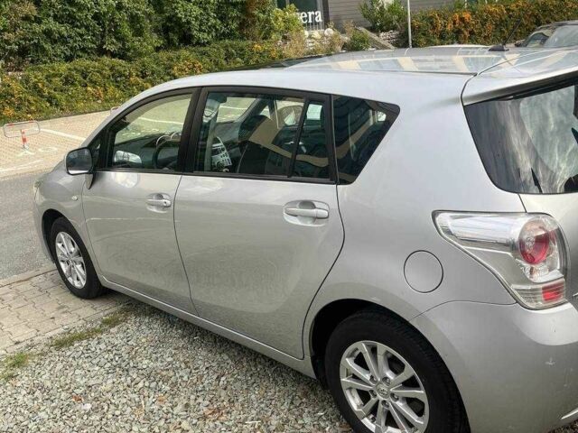 Серый Тойота Версо, объемом двигателя 2 л и пробегом 270 тыс. км за 9000 $, фото 1 на Automoto.ua