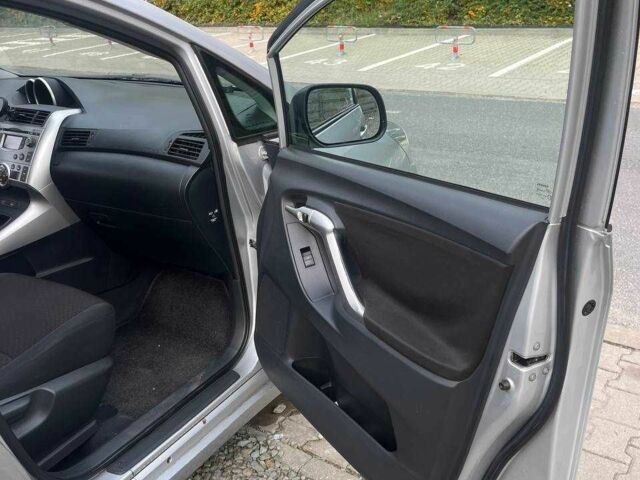 Серый Тойота Версо, объемом двигателя 2 л и пробегом 270 тыс. км за 9000 $, фото 5 на Automoto.ua