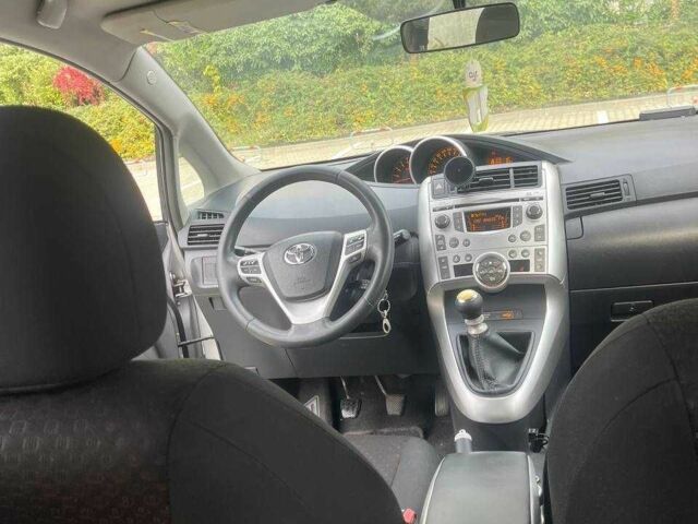 Серый Тойота Версо, объемом двигателя 2 л и пробегом 270 тыс. км за 9000 $, фото 9 на Automoto.ua