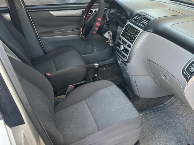 Сірий Тойота Версо, об'ємом двигуна 2 л та пробігом 350 тис. км за 2450 $, фото 3 на Automoto.ua