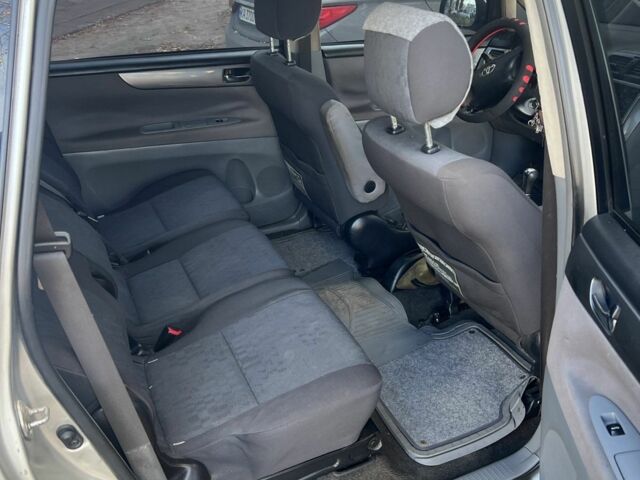 Сірий Тойота Версо, об'ємом двигуна 2 л та пробігом 350 тис. км за 2450 $, фото 2 на Automoto.ua